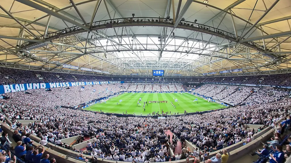 firo : 20.05.2023, Fussball, Fußball, 1.Liga,1.Bundesliga, Saison 2022/2023, FC Schalke 04 - Eintracht Frankfurt Fans Schalke, Choreo, Choreografie, Übersicht VELTINS ARENA, Blau und weiss werd ich für immer tragen