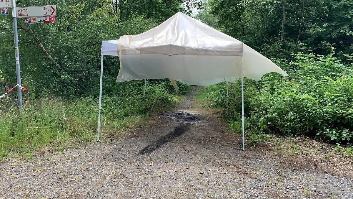 Auf diesem Bild vom Tatort in Hamm ist klar ein Brandfleck zu erkennen.