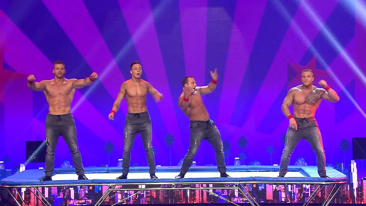 Weltpremiere: Vierfacher Salto auf dem Trampolin   Das Supertalent 2016: Finale