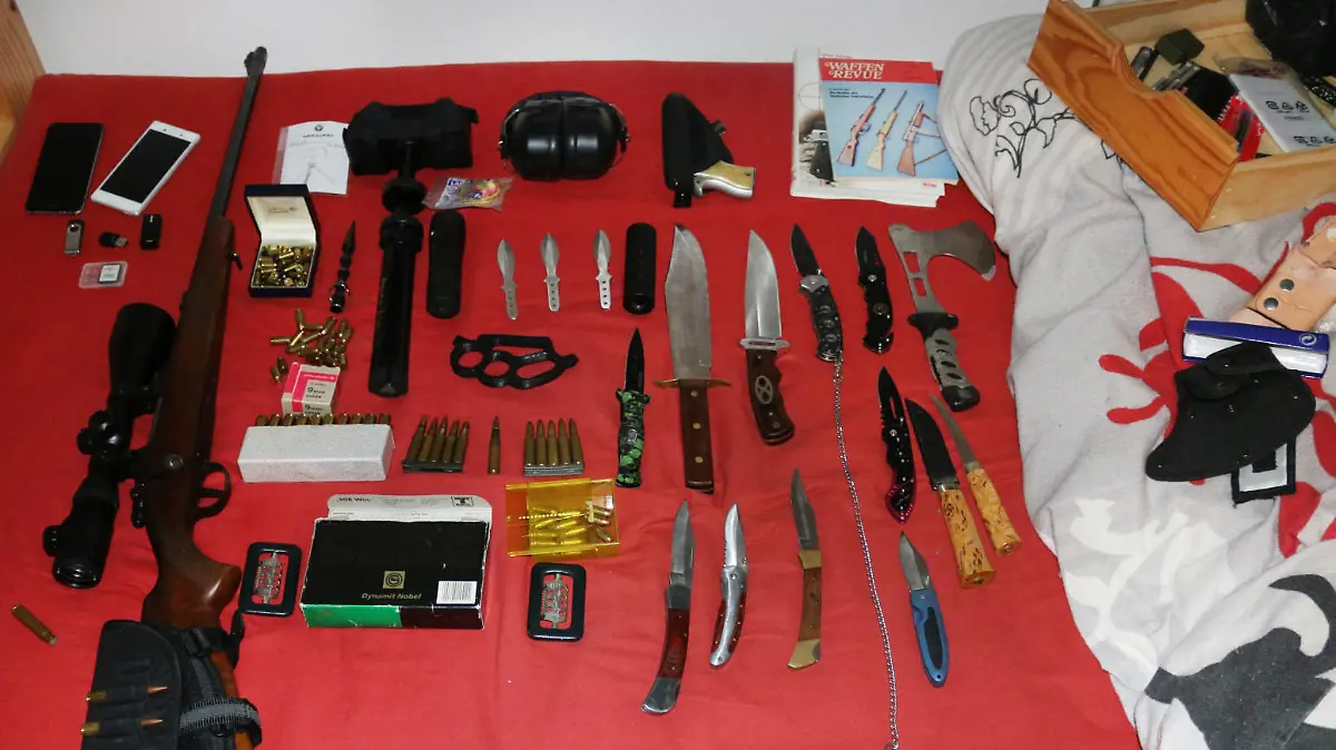 HANDOUT - 01.03.2021, Hessen, Hanau: Auf dem vom hessischen Landeskriminalamt zur Verfügung gestellten Foto sind Waffen auf einem Bett zu sehen. Hessische Ermittler haben nach Informationen der Deutschen Presse-Agentur Waffen und Munition bei einem weiteren Bundeswehrsoldaten gefunden und den Mann vorläufig festnehmen lassen. Foto: -/LKA Hessen/dpa - ACHTUNG: Nur zur redaktionellen Verwendung im Zusammenhang mit der aktuellen Berichterstattung und nur mit vollständiger Nennung des vorstehenden Credits +++ dpa-Bildfunk +++