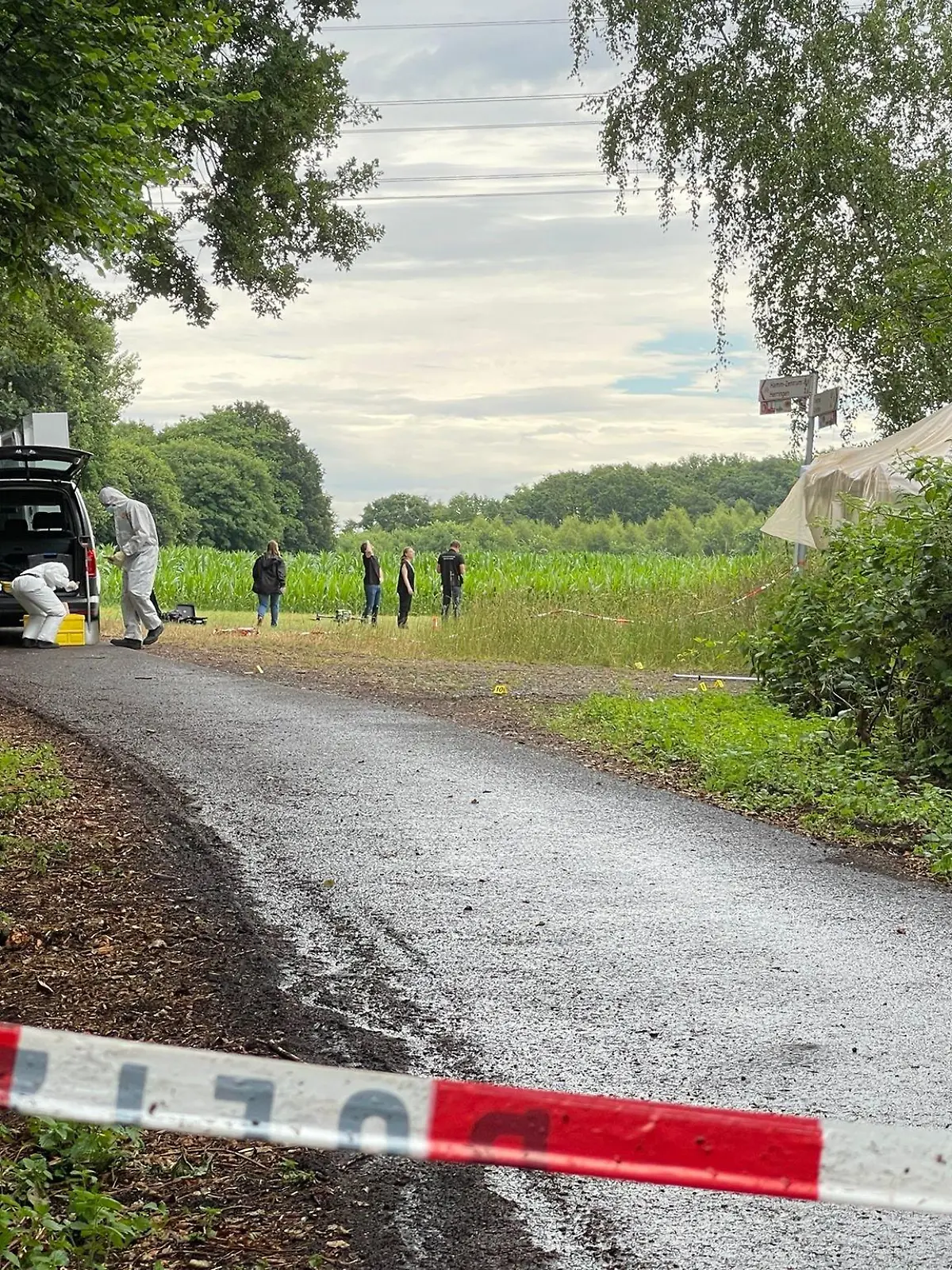 24.06.2022, Nordrhein-Westfalen, Hamm: Einsatzkräfte der Spurensicherung arbeiten am Fundort einer Leiche. In einem Naturschutzgebiet bei Hamm ist am Freitagmorgen die Leiche einer Frau gefunden worden. Es gebe Hinweise auf ein Tötungsdelikt, sagte ein Polizeisprecher. Eine Mordkommission ermittle. (zu dpa "Frauenleiche in Naturschutzgebiet bei Hamm entdeckt") Foto: Markus Wüllner/dpa +++ dpa-Bildfunk +++