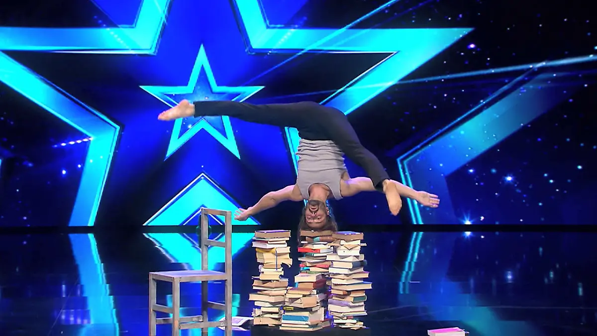 Florian Zumkehr steht (Kopf) auf Bücher Das Supertalent 2016: Castingshow 13