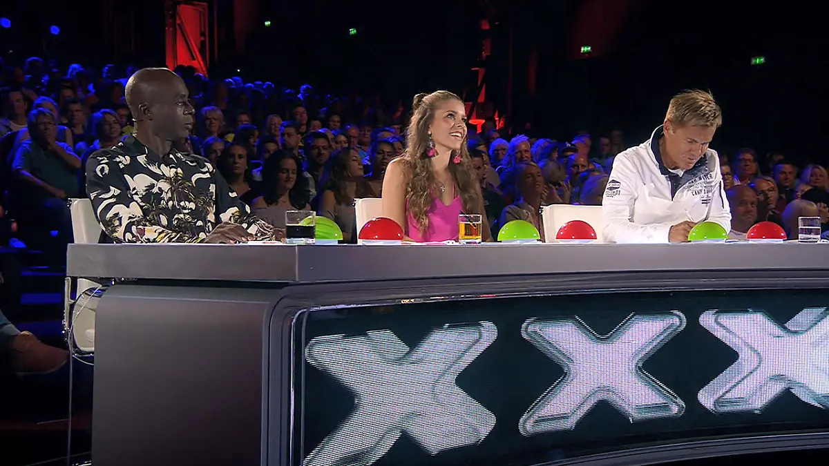 Bruce kämpft mit dem Handy Das Supertalent 2016: Castingshow 13