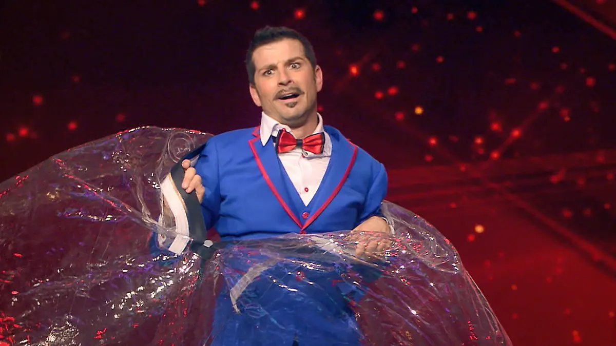 Comedien Cbastien kugelt über die Bühne Das Supertalent 2016: Castingshow 13