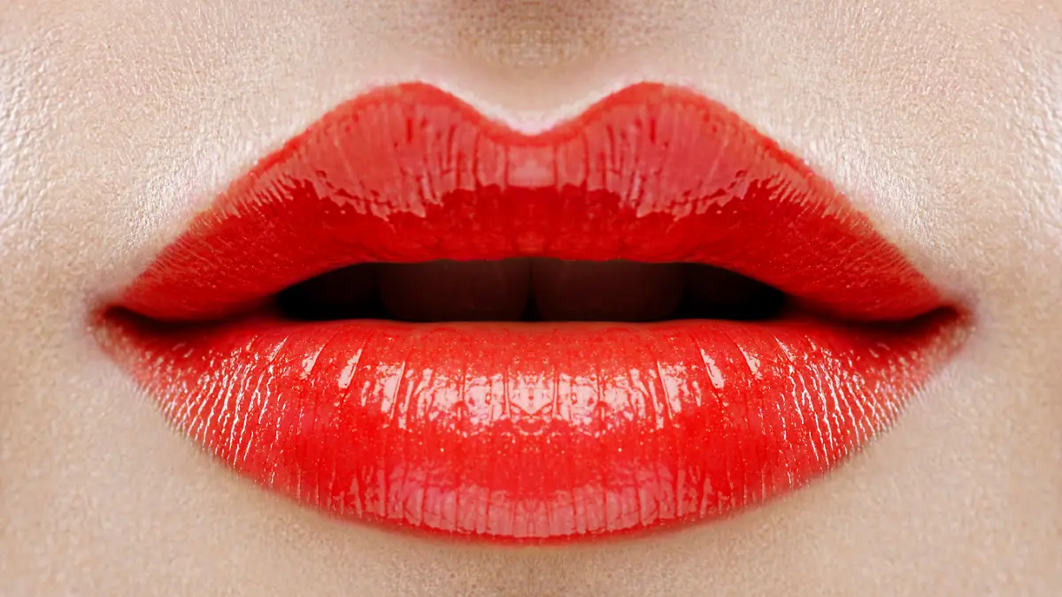 Rote Lippen sorgen für Überzeugungskraft Lippenstift lenkt Aufmerksamkeit direkt auf den Mund
