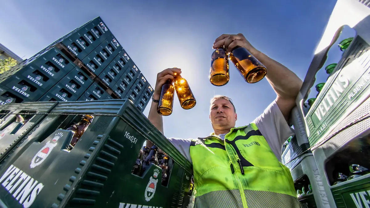 22.06.2022, Nordrhein-Westfalen, Meschede: Die Veltins Brauerei in Meschede lagert auf ihrem Gelände große Mengen Leergut. Veltins Mitarbeiter Frank Widemann prüft das Leergut. (zu dpa: «Wunsch nach Nachholen» - Brauer verkaufen wieder mehr Fassbier) Foto: Dieter Menne/dpa +++ dpa-Bildfunk +++