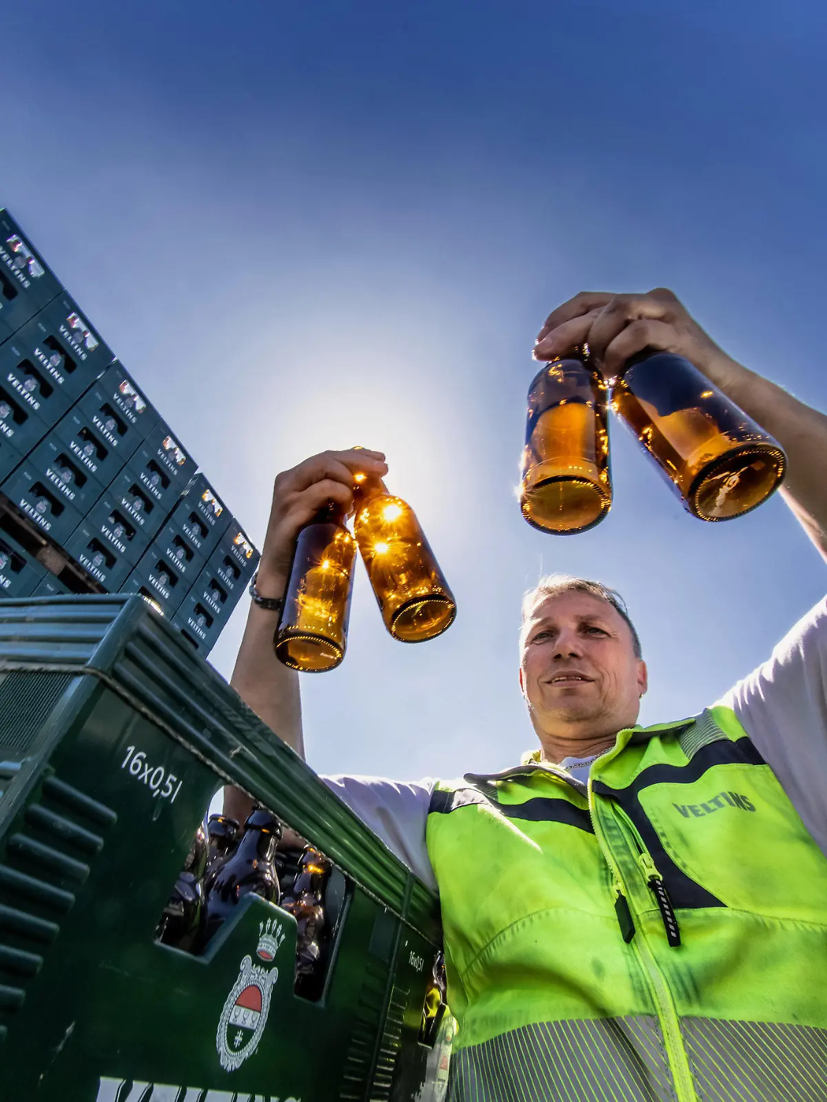 22.06.2022, Nordrhein-Westfalen, Meschede: Die Veltins Brauerei in Meschede lagert auf ihrem Gelände große Mengen Leergut. Veltins Mitarbeiter Frank Widemann prüft das Leergut. (zu dpa: «Wunsch nach Nachholen» - Brauer verkaufen wieder mehr Fassbier) Foto: Dieter Menne/dpa +++ dpa-Bildfunk +++