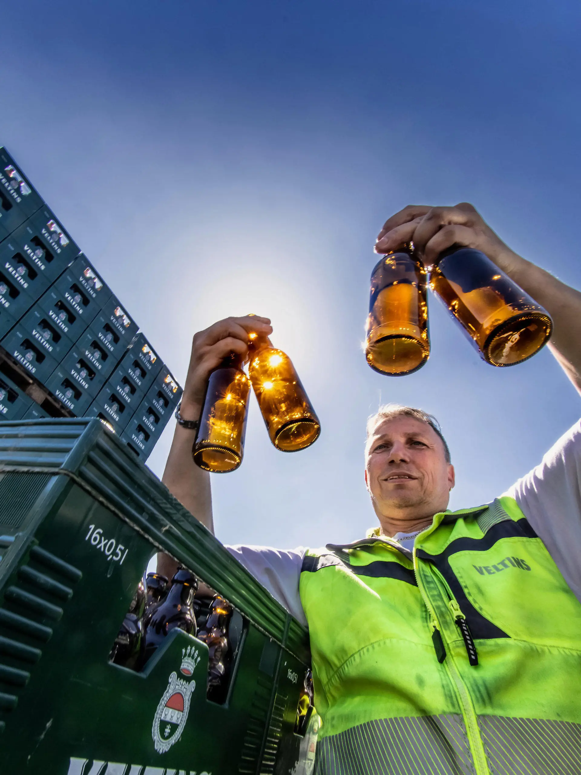 22.06.2022, Nordrhein-Westfalen, Meschede: Die Veltins Brauerei in Meschede lagert auf ihrem Gelände große Mengen Leergut. Veltins Mitarbeiter Frank Widemann prüft das Leergut. (zu dpa: «Wunsch nach Nachholen» - Brauer verkaufen wieder mehr Fassbier) Foto: Dieter Menne/dpa +++ dpa-Bildfunk +++