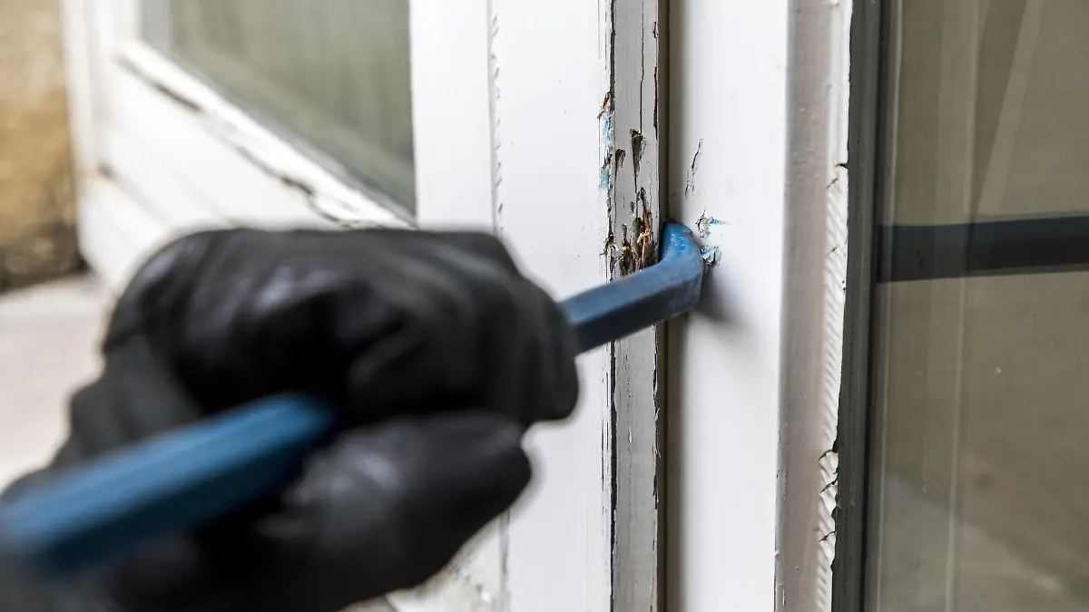Symbolbild Wohnungseinbruch, Täter versucht in eine Wohnung einzubrechen, hebelt ein Fenster mit Werkzeug auf,
Symbol image Domestic burglary Perpetrators tries in a Apartment break hebelt a Window with Tool on