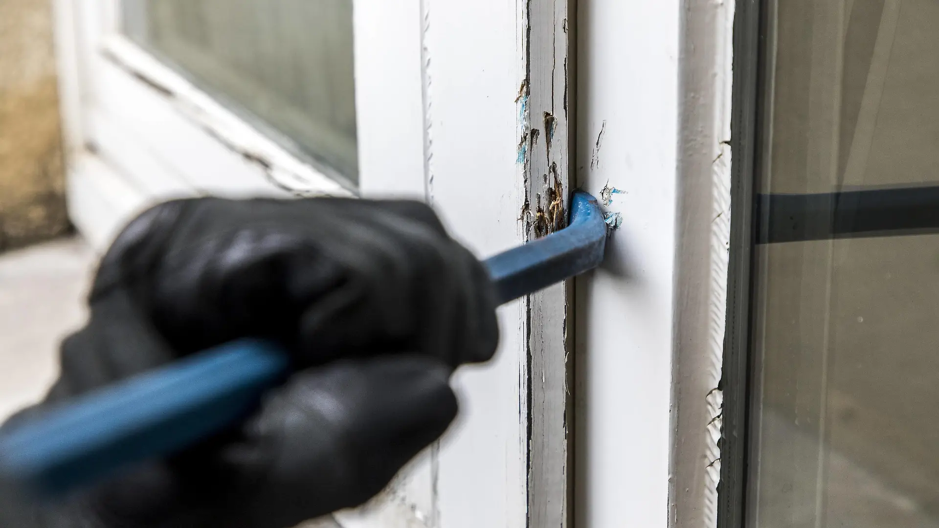 Symbolbild Wohnungseinbruch, Täter versucht in eine Wohnung einzubrechen, hebelt ein Fenster mit Werkzeug auf,
Symbol image Domestic burglary Perpetrators tries in a Apartment break hebelt a Window with Tool on