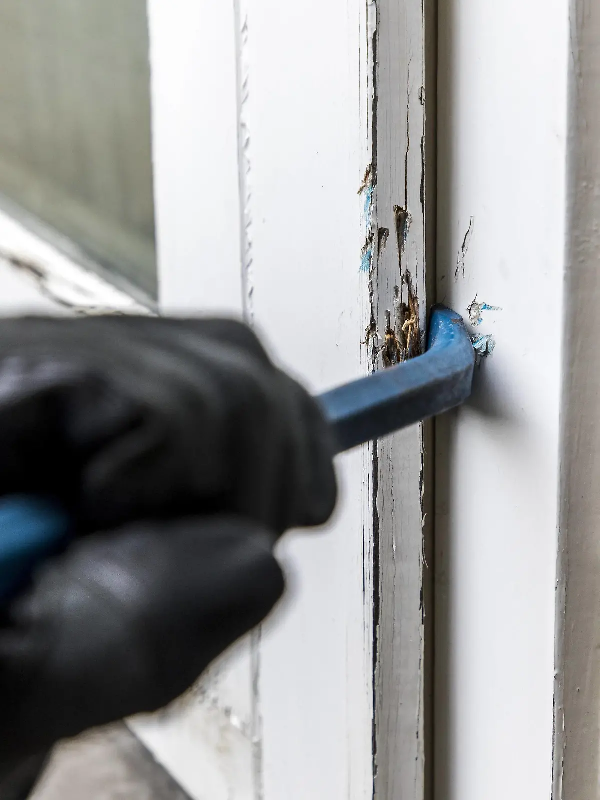 Symbolbild Wohnungseinbruch, Täter versucht in eine Wohnung einzubrechen, hebelt ein Fenster mit Werkzeug auf,

Symbol image Domestic burglary Perpetrators tries in a Apartment break  hebelt a Window with Tool on  