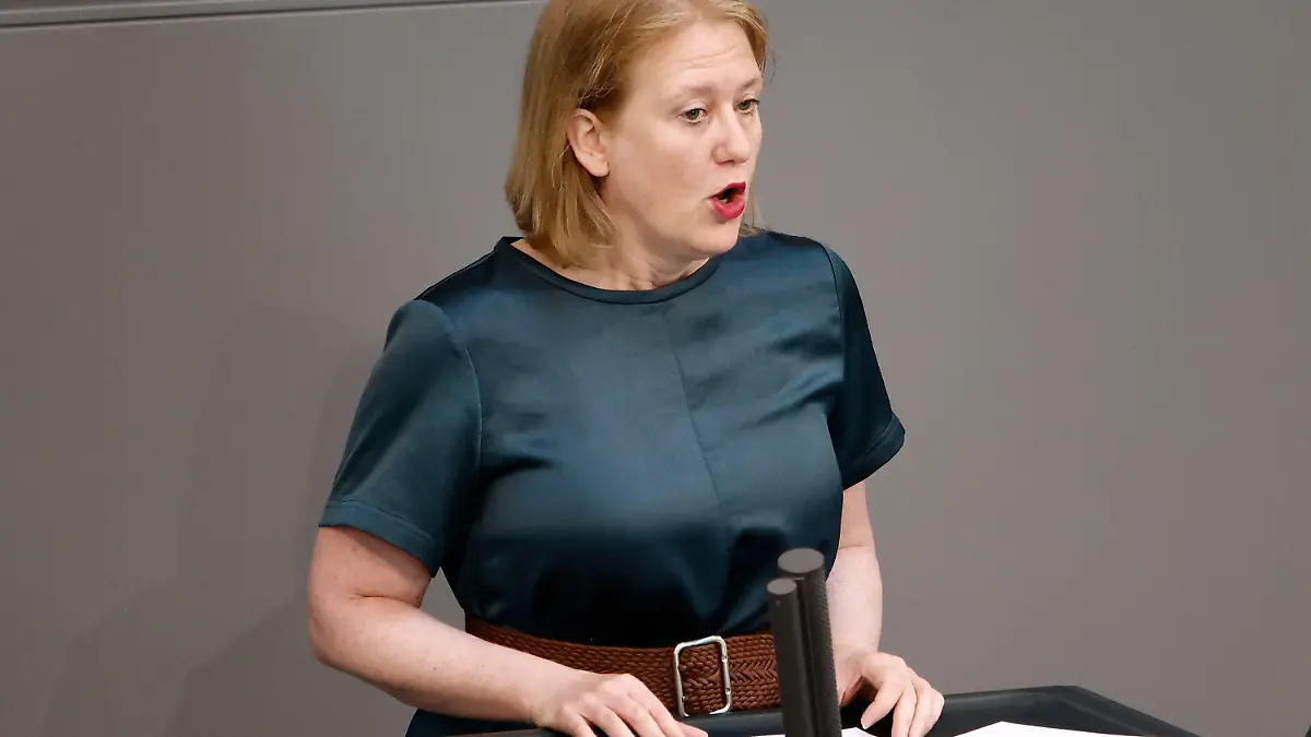24.06.2022, Berlin: Lisa Paus (Bündnis 90/Die Grünen), Bundesfamilienministerin, spricht im Bundestag vor der Abstimmung über die Abschaffung des Werbeverbots für Abtreibungen. Foto: Carsten Koall/dpa +++ dpa-Bildfunk +++