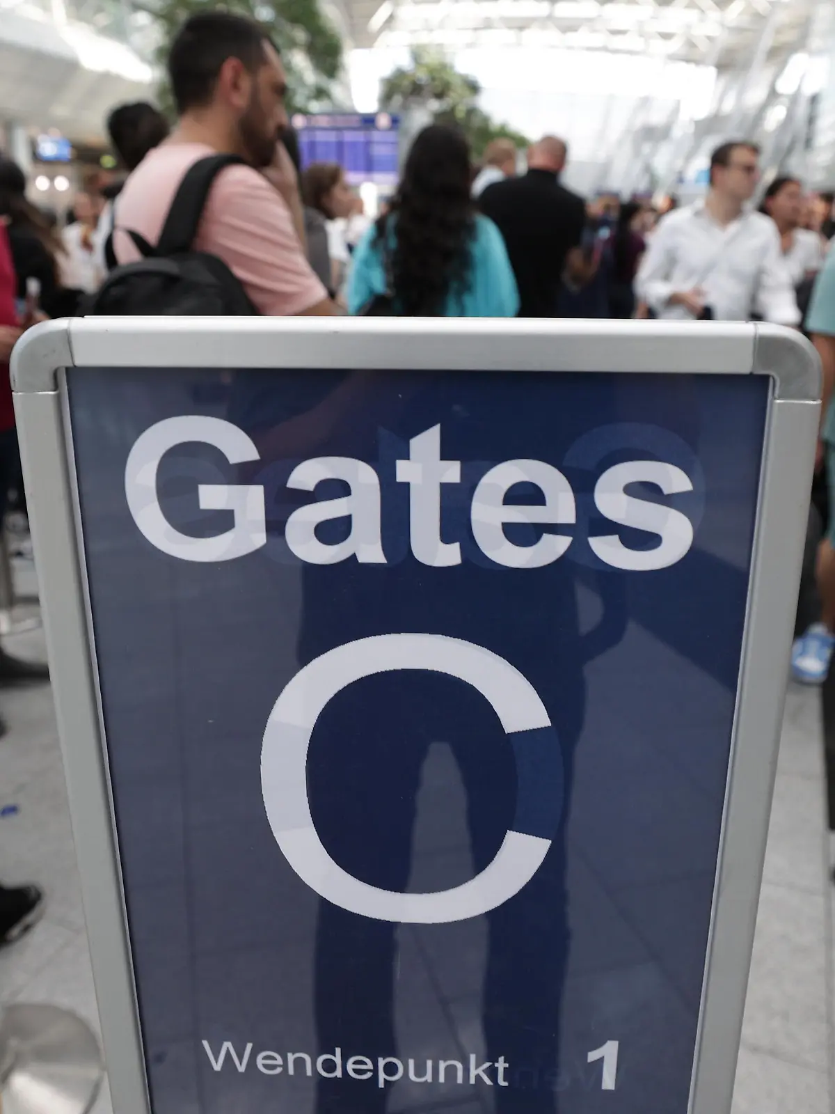 Passagiere stehen Schlange im Flughafen Düsseldorf. Der Ferienstart im bevölkerungsreichsten Bundesland Nordrhein-Westfalen dürfte am Wochenende zu stundenlangen Wartezeiten beim Check-in und an den Sicherheitskontrollen führen. (zu dpa: «Testfall NRW: Ferienbeginn droht Airports an ihre Grenzen zu bringen»)