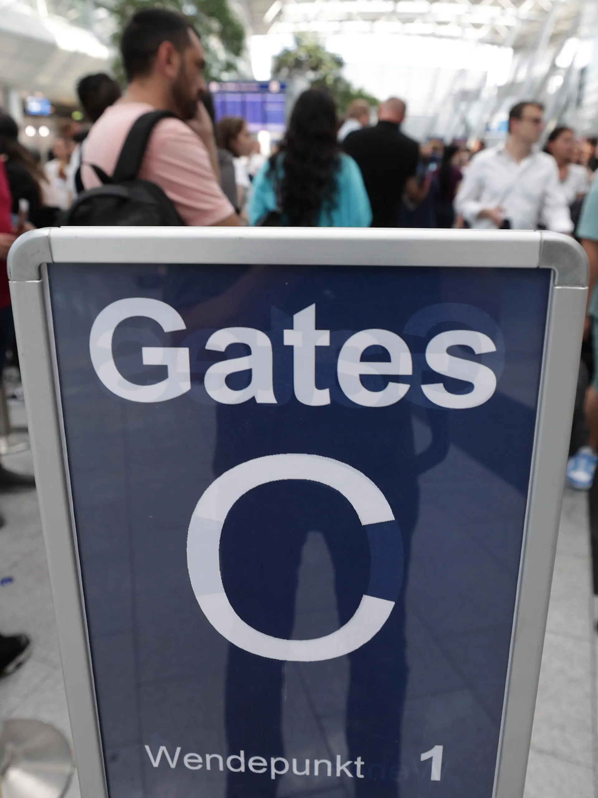 Passagiere stehen Schlange im Flughafen Düsseldorf. Der Ferienstart im bevölkerungsreichsten Bundesland Nordrhein-Westfalen dürfte am Wochenende zu stundenlangen Wartezeiten beim Check-in und an den Sicherheitskontrollen führen. (zu dpa: «Testfall NRW: Ferienbeginn droht Airports an ihre Grenzen zu bringen»)