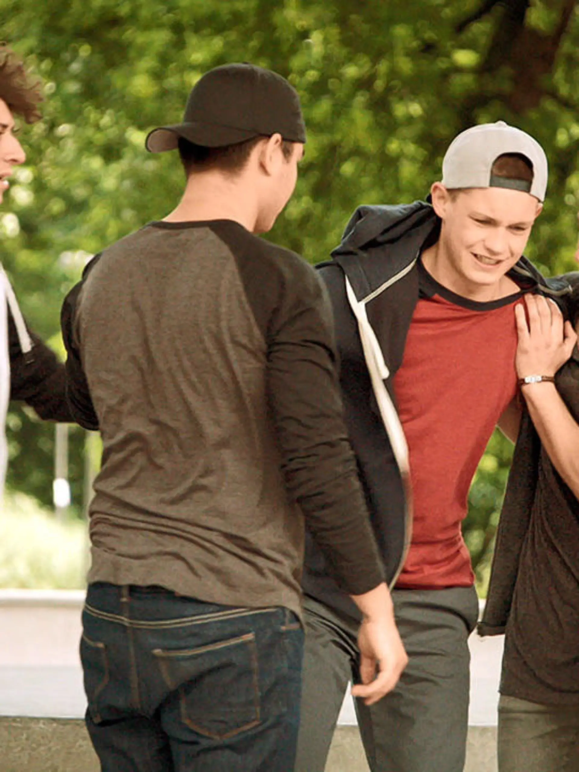 Bild zu: "Jonas' erster Versuch mit Prothese auf dem Skateboard"