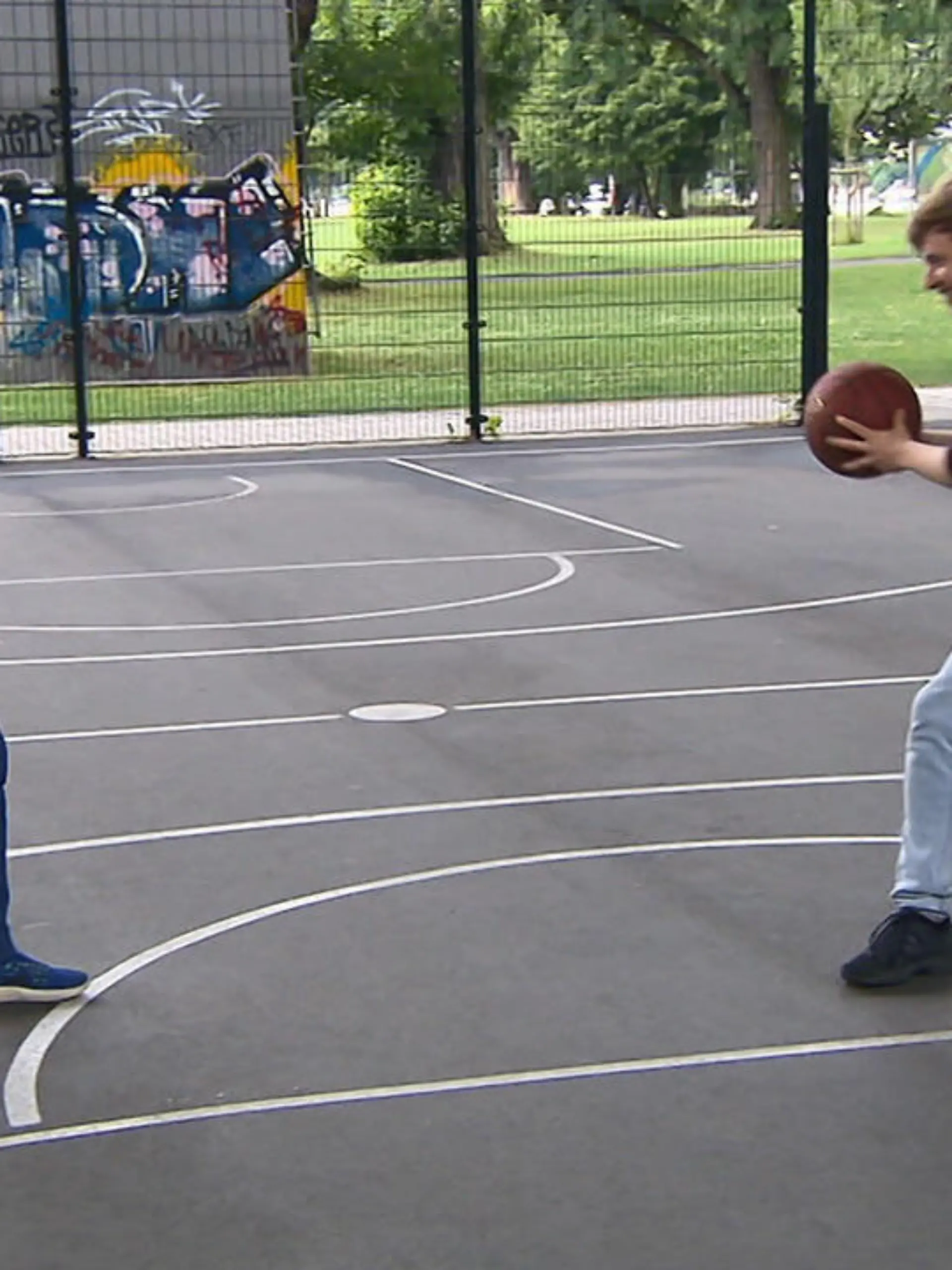 Bild zu: "Nick zeigt Timur seine Basketball-Skills"