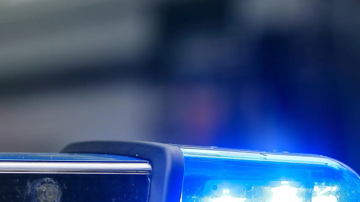 Ein Fahrzeug der Polizei ist am 13.06.2015 in Magdeburg (Sachsen-Anhalt) im Einsatz. Foto: Jens Wolf