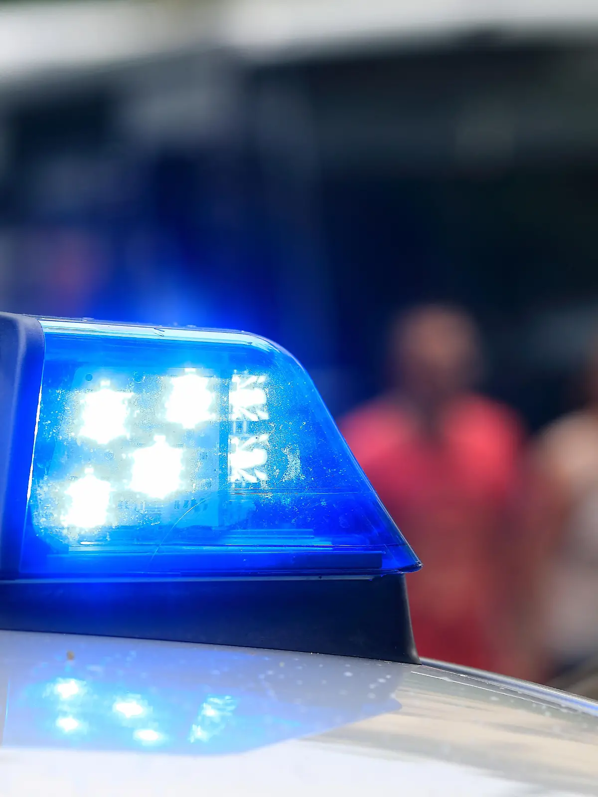 Ein Fahrzeug der Polizei ist am 13.06.2015 in Magdeburg (Sachsen-Anhalt) im Einsatz. Foto: Jens Wolf