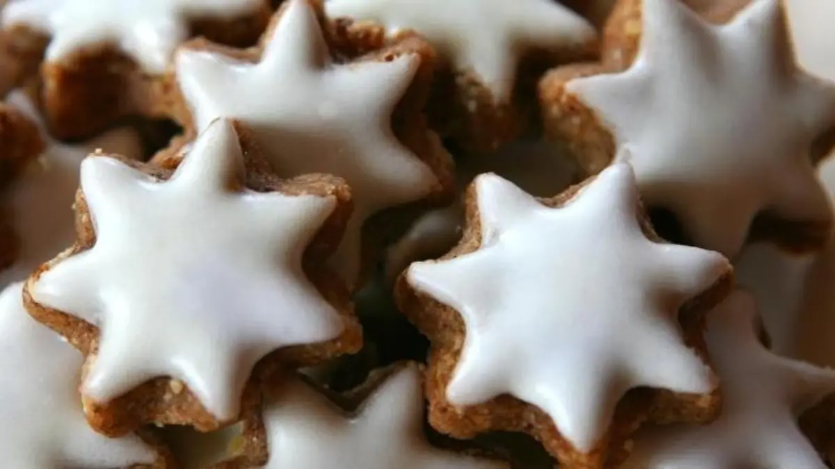 Plätzchen backen: Zimtsterne Fein gewürztes Weihnachtsgebäck
