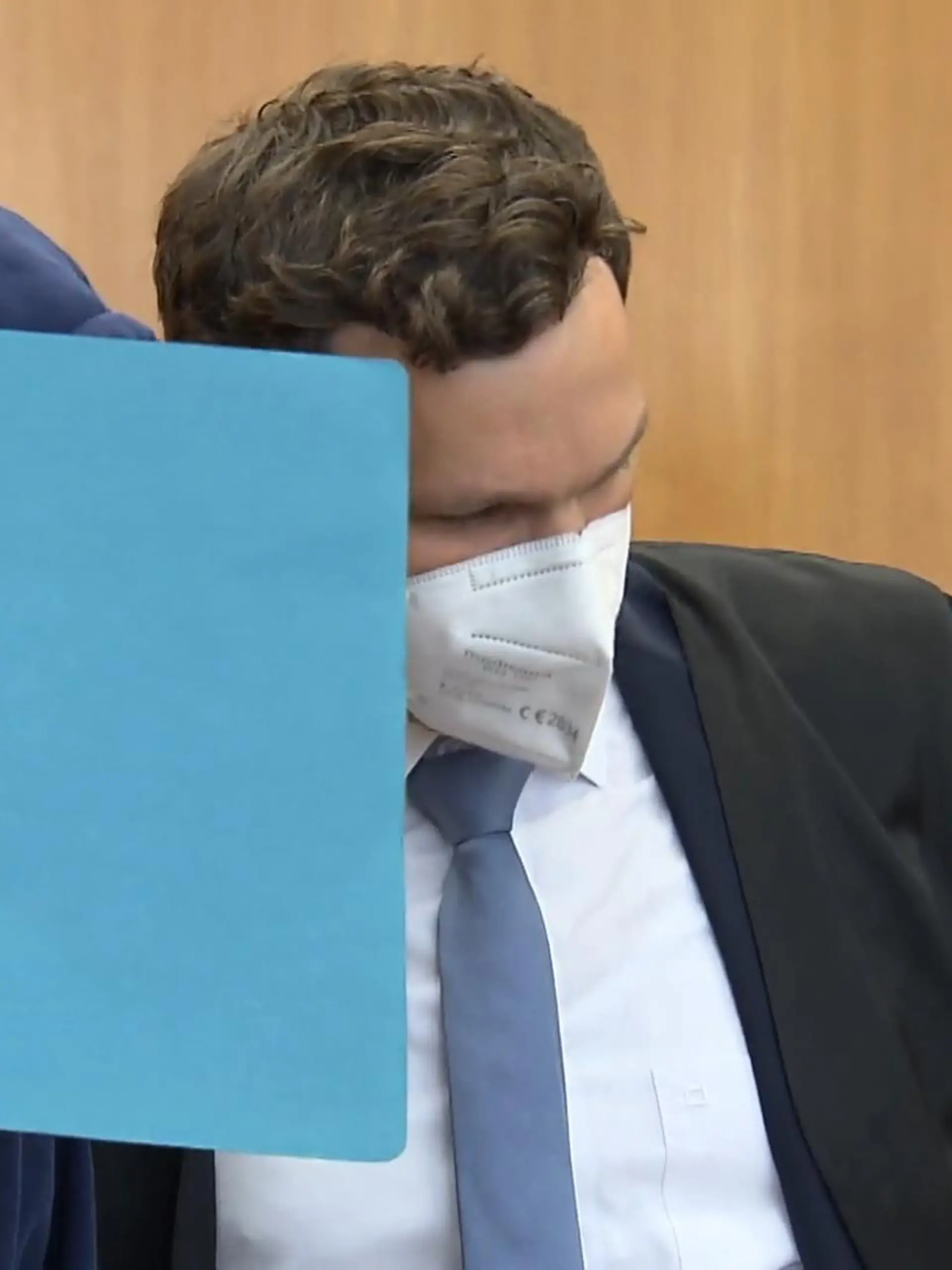 Im Februar 2021 fand die Polizei in mehreren Garagen und Gartenhütten in Glashütten (Hessen) zahlreiche Waffen, Handgranaten und Munition. Heute (24.06.) begann der Prozess am Landgericht Frankfurt gegen einen ehemaligen Bundeswehrsoldaten, der sich wegen rechtsradikaler Umsturzpläne und unerlaubten Waffenbesitzes verantworten muss. Konkret geht es um die Vorbereitung „schwerer staatsgefährdender“ Gewalttaten sowie Verstöße gegen das Kriegswaffenkontrollgesetz und das Waffengesetz. Der 64-jährige Vater und der 21 Jahre alte Bruder des Angeklagten stehen wegen Beihilfe vor Gericht.