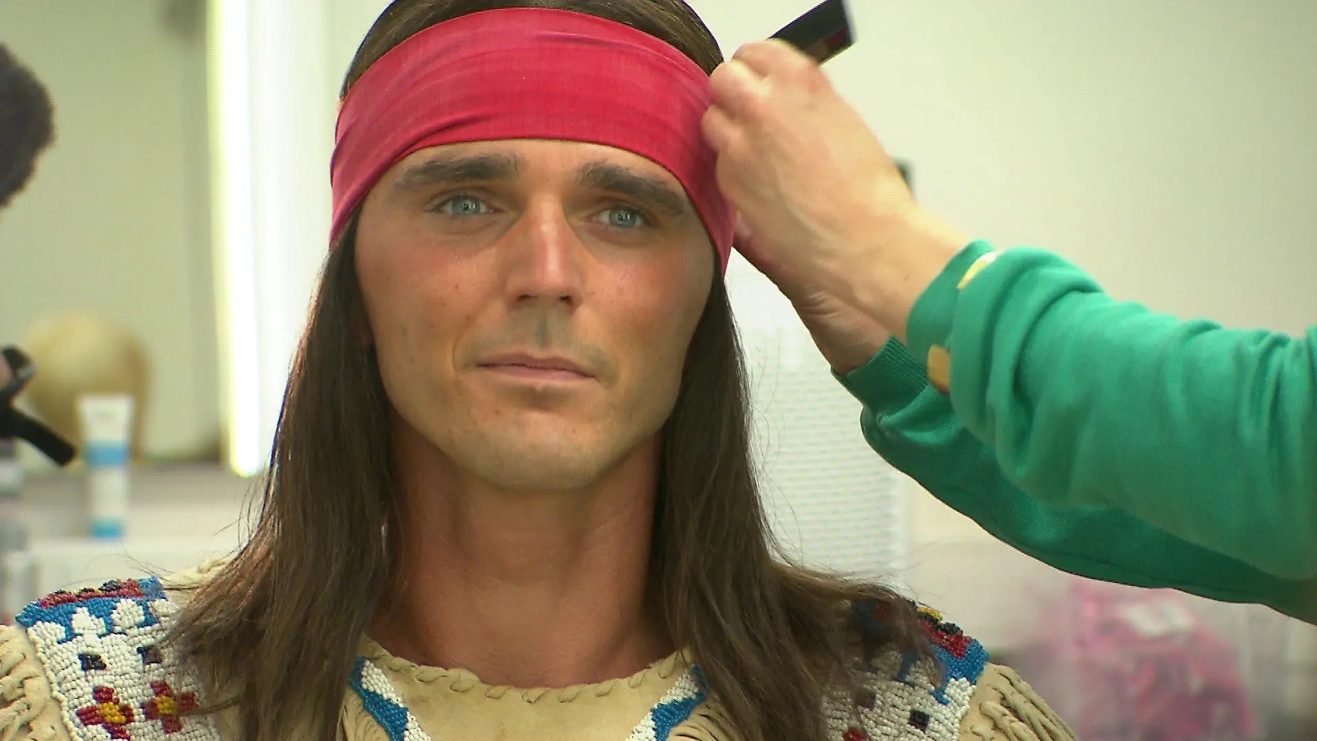 In der Maske wird aus Sascha der Apachen-Häuptling.