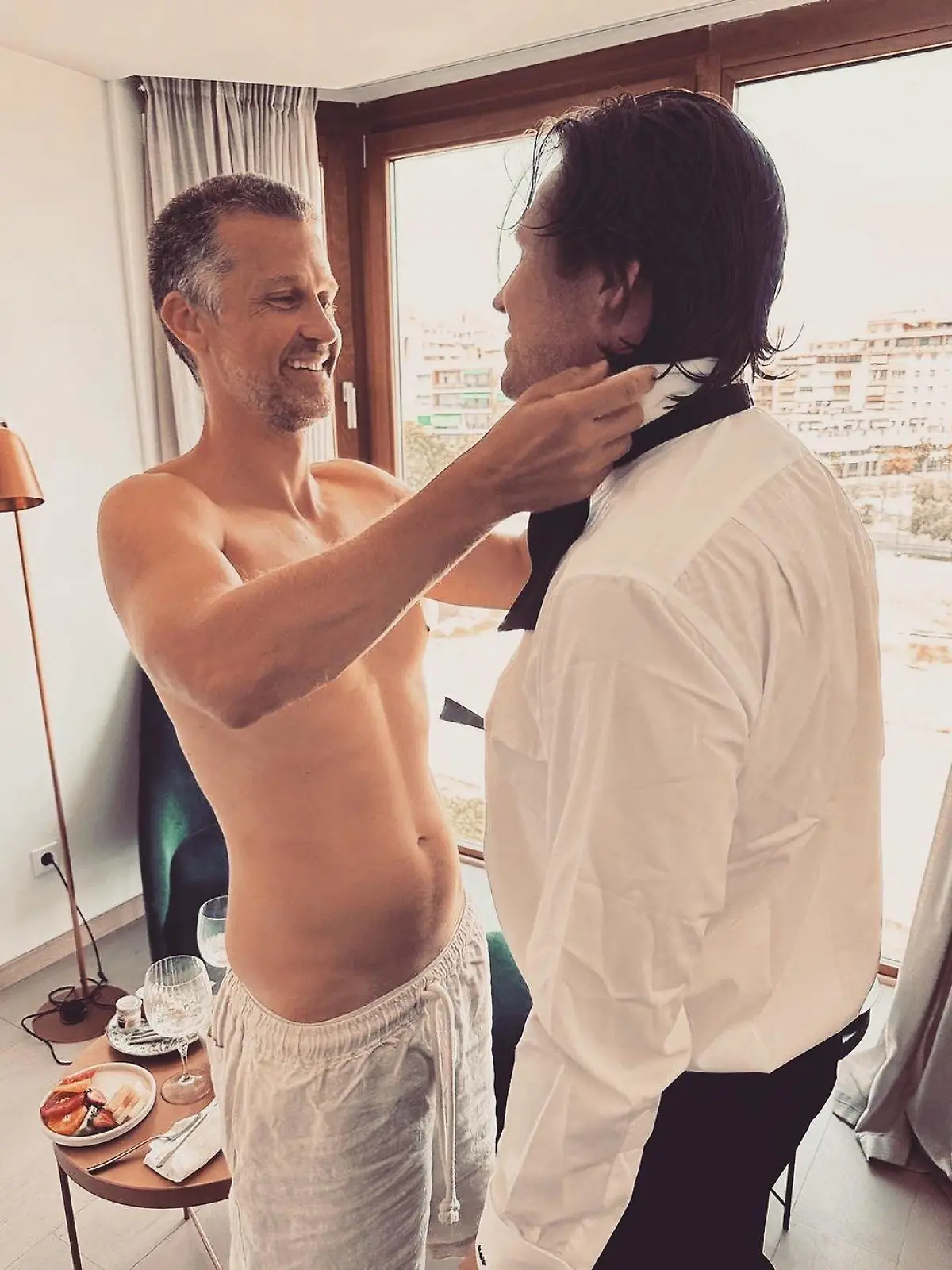 Wayne Carpendale hilft seinem besten Freund kurz vor der Hochzeit beim Binden seiner Fliege.