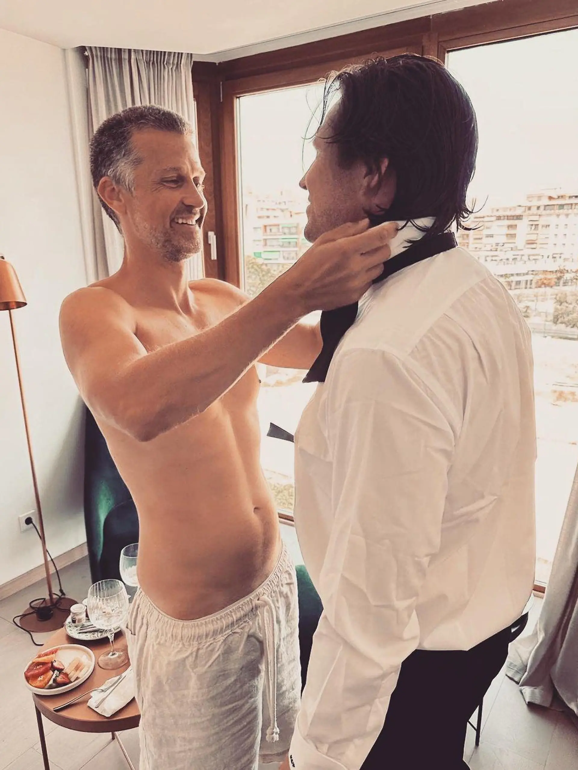 Wayne Carpendale hilft seinem besten Freund kurz vor der Hochzeit beim Binden seiner Fliege.