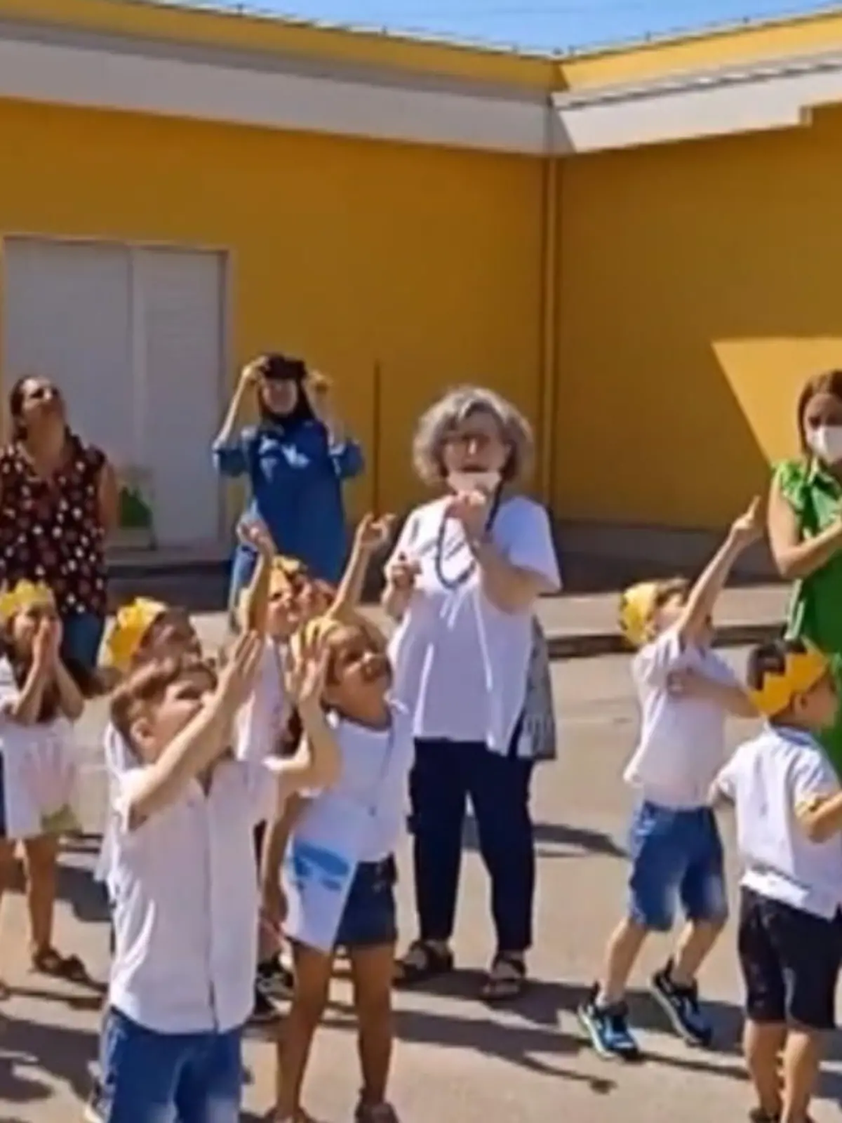 Kinder einer sizilianischen Kita lassen Ballons aufsteigen, damit gedenken sie ihrer Freundin Elena, die im jungen Alter von fünf Jahren sterben musste. Sie wurde von ihrer Mutter umgebracht.