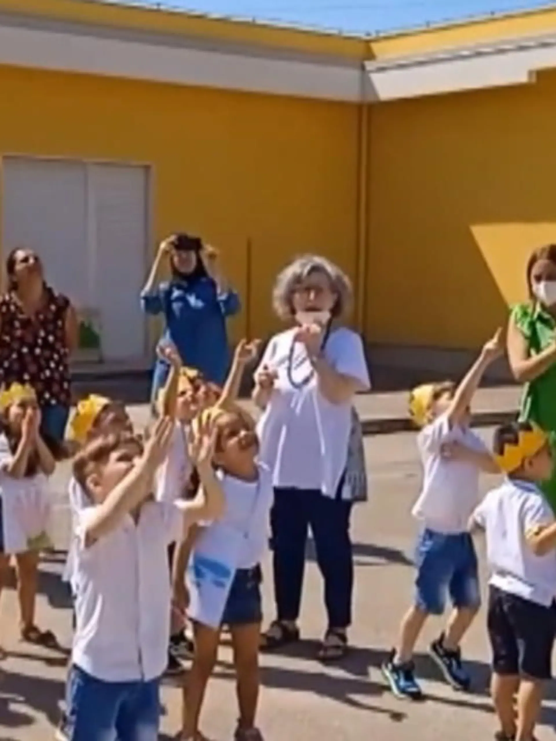 Kinder einer sizilianischen Kita lassen Ballons aufsteigen, damit gedenken sie ihrer Freundin Elena, die im jungen Alter von fünf Jahren sterben musste. Sie wurde von ihrer Mutter umgebracht.