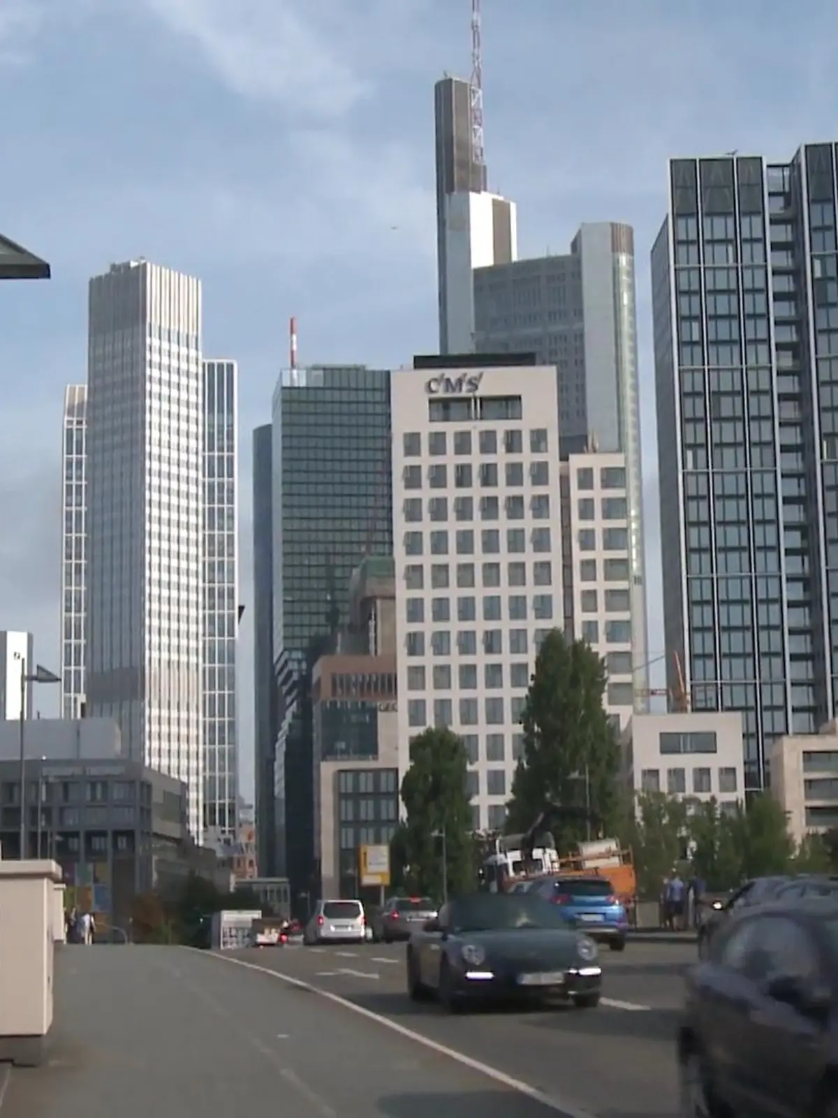 RMV statt PKW – MFG von der SPD: Nein, das ist keine Liedzeile von den Fantastischen 4. Wir klären auf: Frankfurts Stadtverordnete Lino Leudesdorff und Simon Witsch versprechen jedem Bürger der Mainmetropole ein kostenloses Jahresticket für den Rhein-Main-Verkehrsverbund, wenn sie ihr altes Auto abmelden und PKW-frei bleiben. Ein vielversprechendes Angebot oder ein fauler Tausch? Mehr zum möglichen Wandel auf den Straßen von Mainhattan sehen Sie im Video.