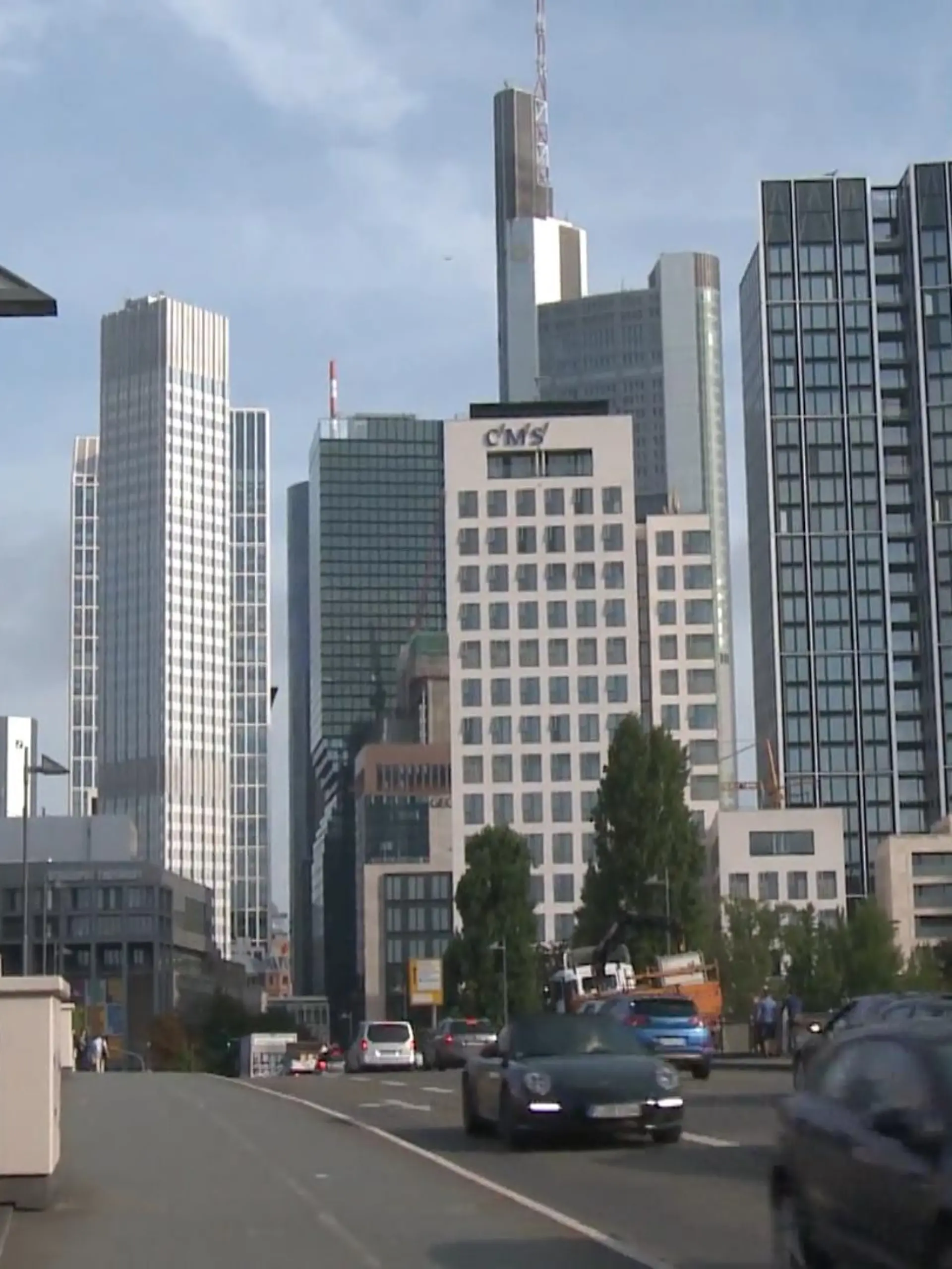 RMV statt PKW – MFG von der SPD: Nein, das ist keine Liedzeile von den Fantastischen 4. Wir klären auf: Frankfurts Stadtverordnete Lino Leudesdorff und Simon Witsch versprechen jedem Bürger der Mainmetropole ein kostenloses Jahresticket für den Rhein-Main-Verkehrsverbund, wenn sie ihr altes Auto abmelden und PKW-frei bleiben. Ein vielversprechendes Angebot oder ein fauler Tausch? Mehr zum möglichen Wandel auf den Straßen von Mainhattan sehen Sie im Video.
