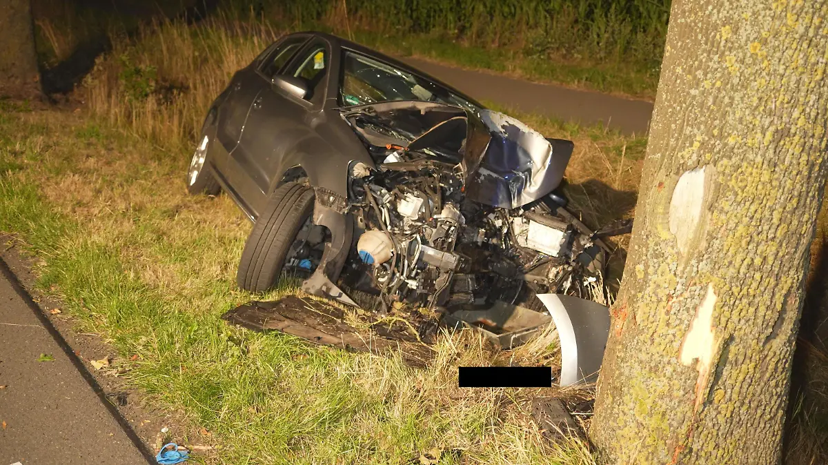 Der Wagen ist extrem beschädigt und der Fahrer schwer verletzt: Trotzdem fehlt zunächst jede Spur! (Nordwest-Media-TV)
