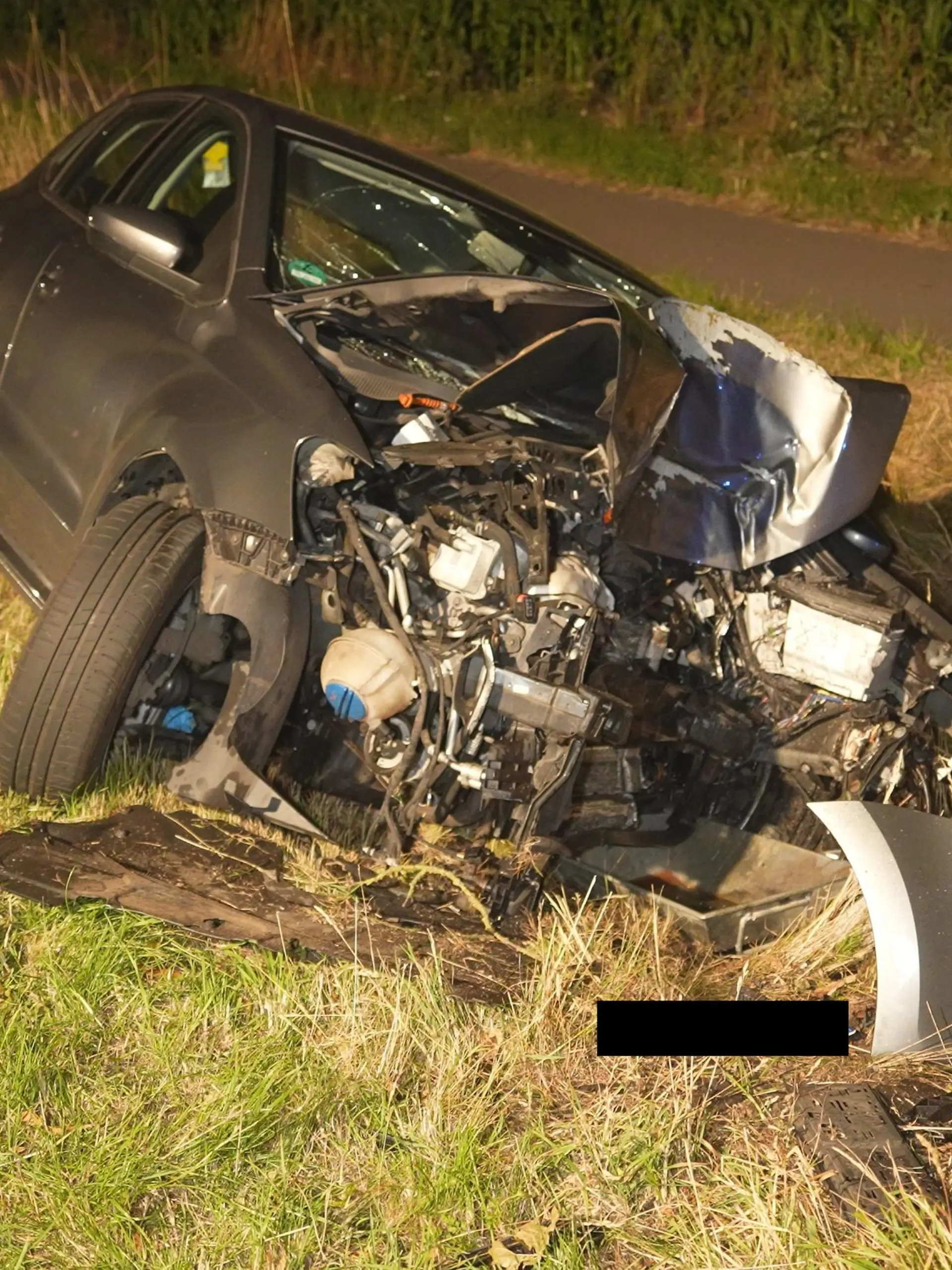 Der Wagen ist extrem beschädigt und der Fahrer schwer verletzt: Trotzdem fehlt zunächst jede Spur! (Nordwest-Media-TV)