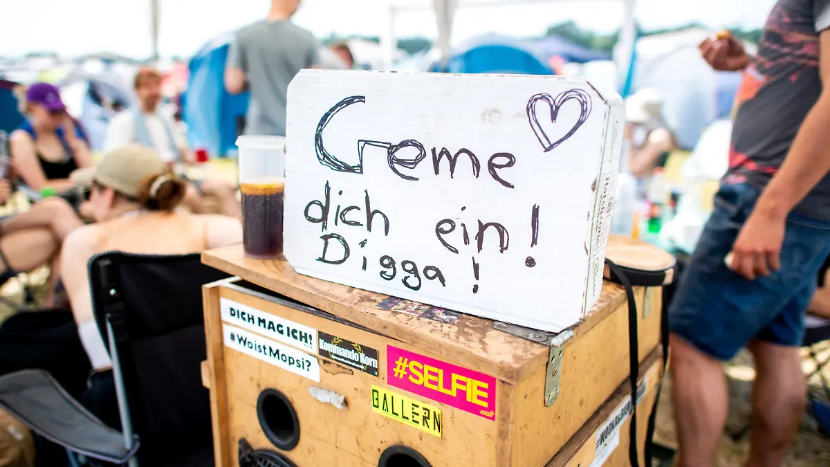 18.06.2022, Niedersachsen, Scheeßel: Ein Schild mit der Aufschrift ·Creme dich ein! Digga!· hängt an einem Zelt auf dem Zeltplatz des Hurricane Festivals. Das Open-Air-Festival mit rund 78.000 Besuchern pro Tag findet vom 17. bis zum 19. Juni statt. Foto: Hauke-Christian Dittrich/dpa +++ dpa-Bildfunk +++