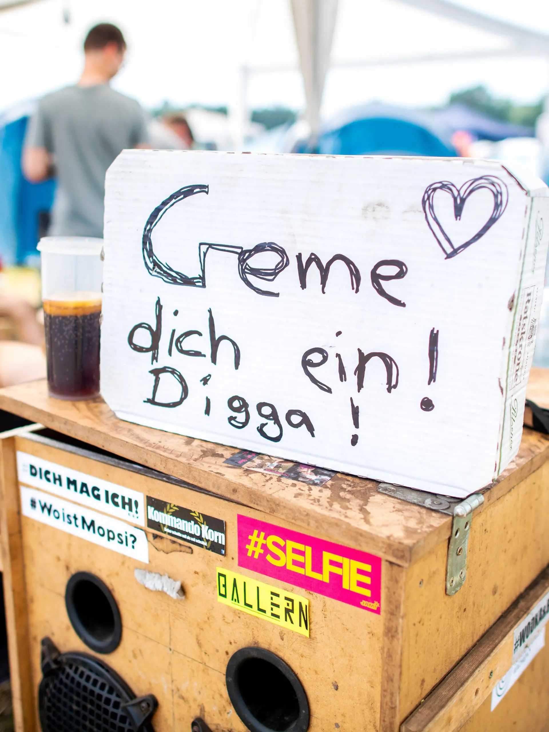 18.06.2022, Niedersachsen, Scheeßel: Ein Schild mit der Aufschrift ·Creme dich ein! Digga!· hängt an einem Zelt auf dem Zeltplatz des Hurricane Festivals. Das Open-Air-Festival mit rund 78.000 Besuchern pro Tag findet vom 17. bis zum 19. Juni statt. Foto: Hauke-Christian Dittrich/dpa +++ dpa-Bildfunk +++