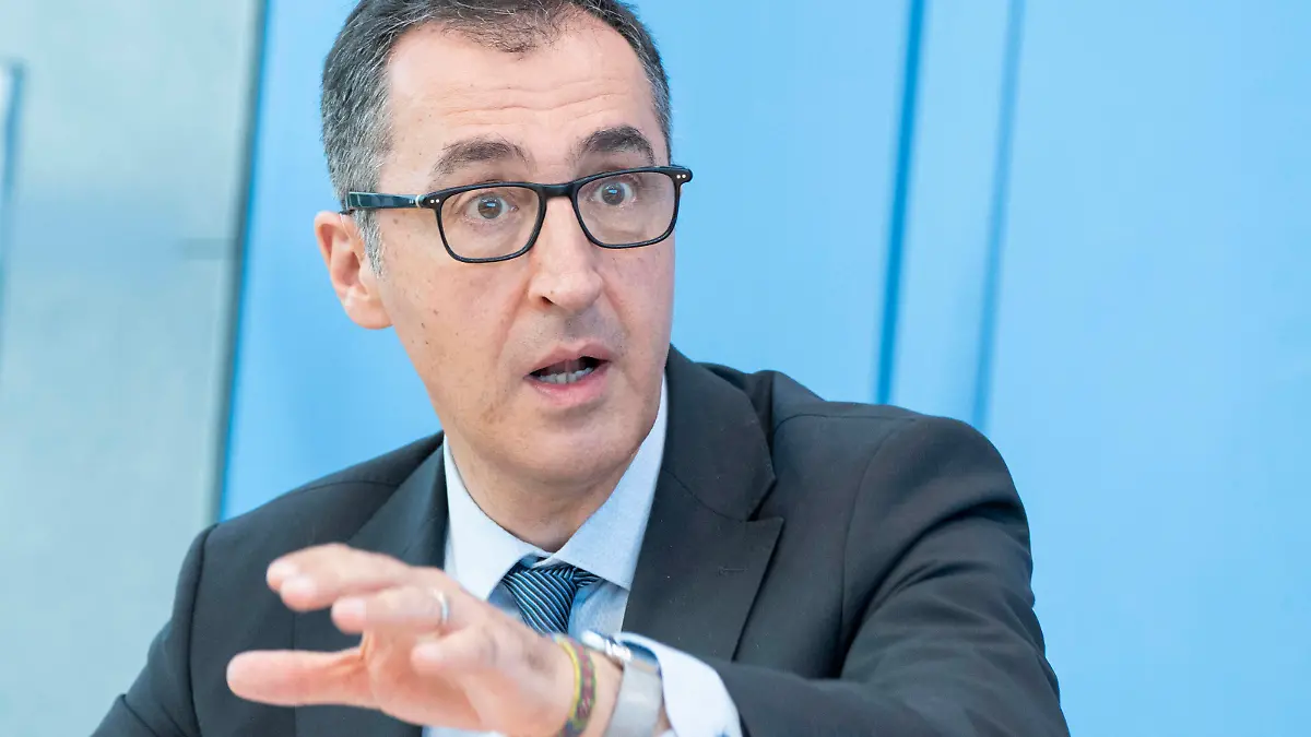  Bundespressekonferenz in Berlin - Gemeinsam für globale Ernährungssicherheit Deutschlands Beitrag gegen die Hungerkrise - Cem Özdemir, Bundesminister für Ernährung und LandwirtschaftBundespressekonferenz in Berlin - Gemeinsam für globale Ernährungssicherheit Deutschlands Beitrag gegen die Hungerkrise - Cem Özdemir, Bundesminister für Ernährung und Landwirtschaft, Berlin Berlin Deutschland Haus der Bundespressekonferenz *** Federal Press Conference in Berlin Together for Global Food Security Germanys Contribution against the Hunger Crisis Cem Özdemir, Federal Minister of Food and Agriculture Federal Press Conference in Berlin Together for Global Food Security Germanys Contribution against the Hunger Crisis Cem Özdemir, Fed