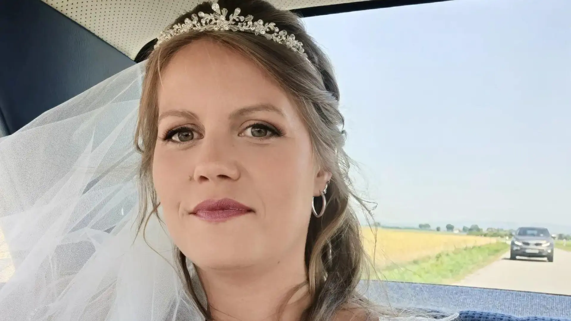"Bauer sucht Frau"-Kandidatin Barbara Busl strahlt über das ganze Gesicht! Endlich ist ihre Hochzeit mit Christian perfekt.