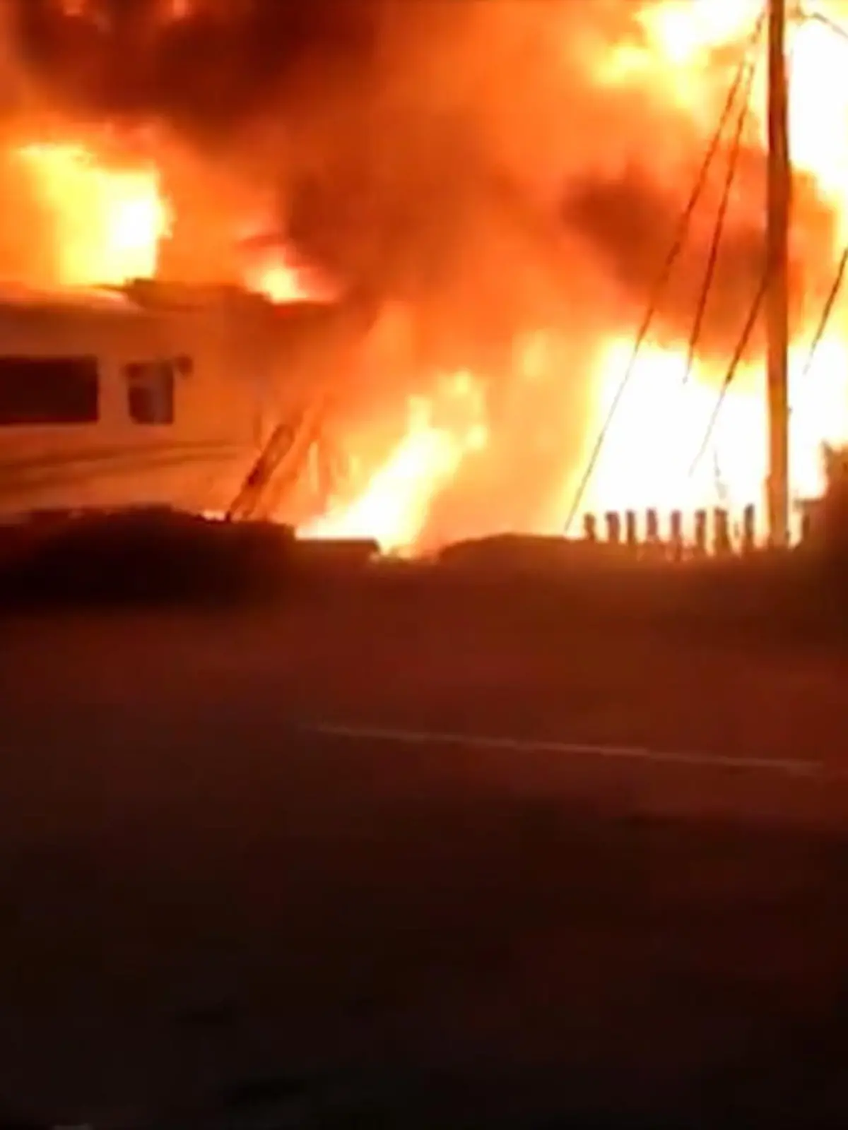 Aus bislang unklarer Ursache bleibt ein Lkw an einem Bahnübergang liegen - ausgerechnet als sich ein Passagierzug nähert. Der Zug kracht in den Sattelzug, ein Riesen-Feuerball entsteht.