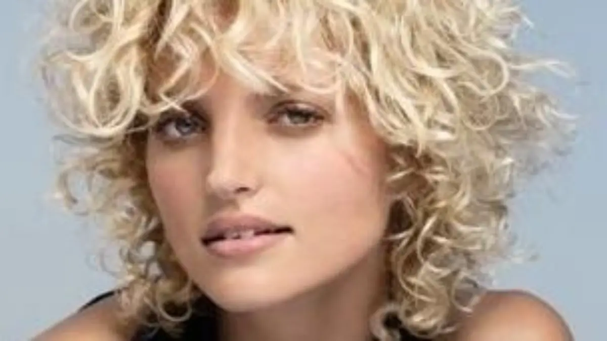Mit Keratin-Glättung zu Traumhaaren So sehen krause Haare geschmeidiger aus