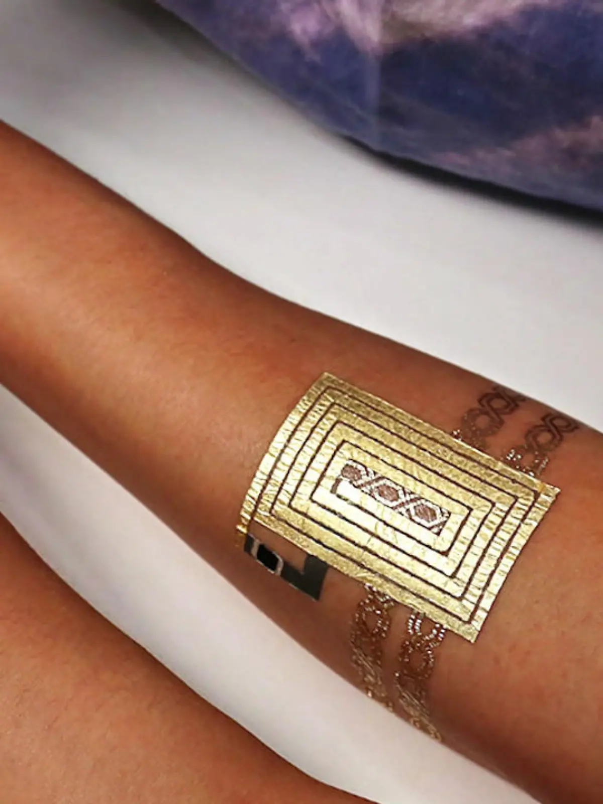 Bild zu: "Mit diesen Tattoos kann man Handys bedienen"