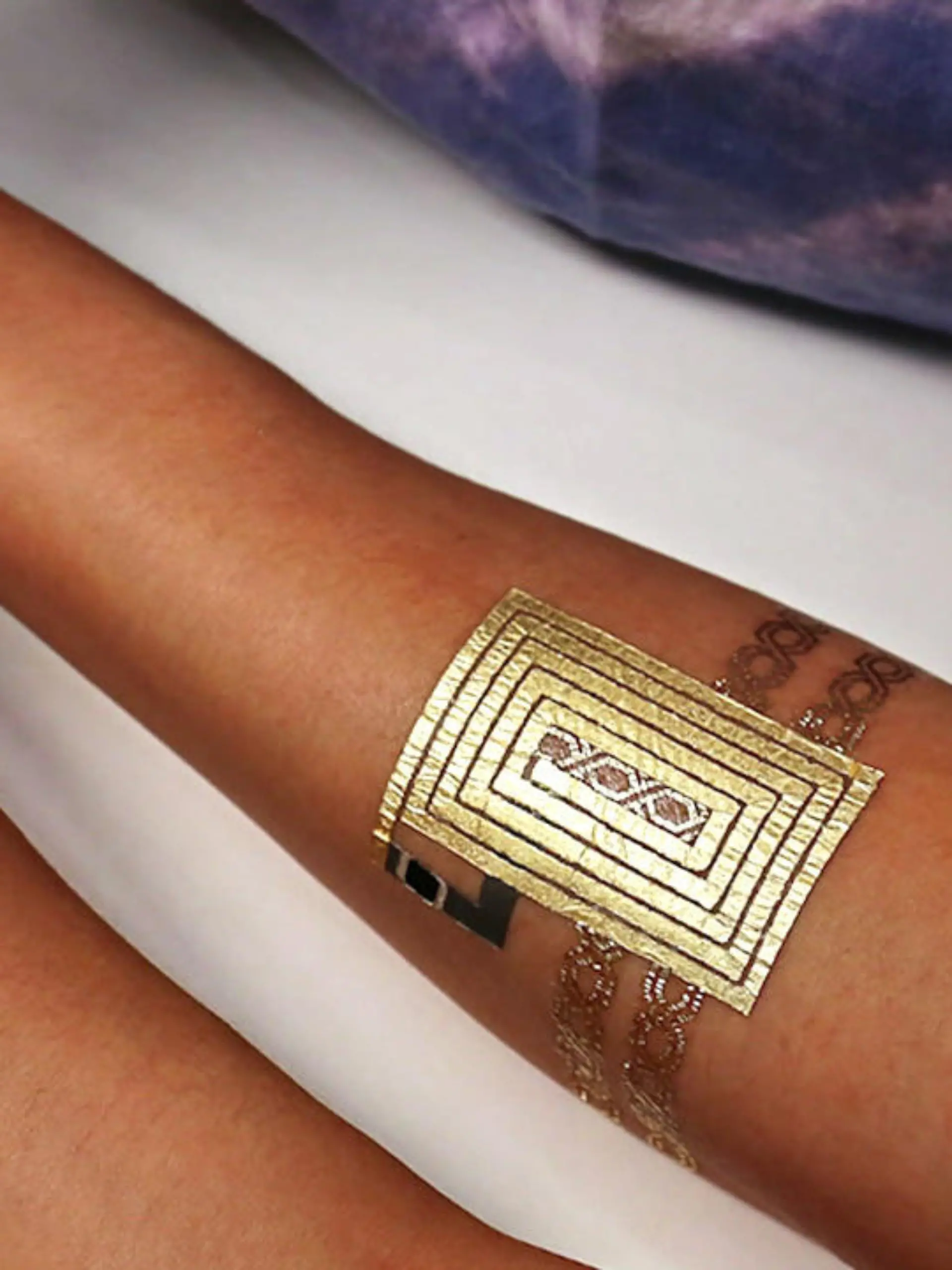 Bild zu: "Mit diesen Tattoos kann man Handys bedienen"