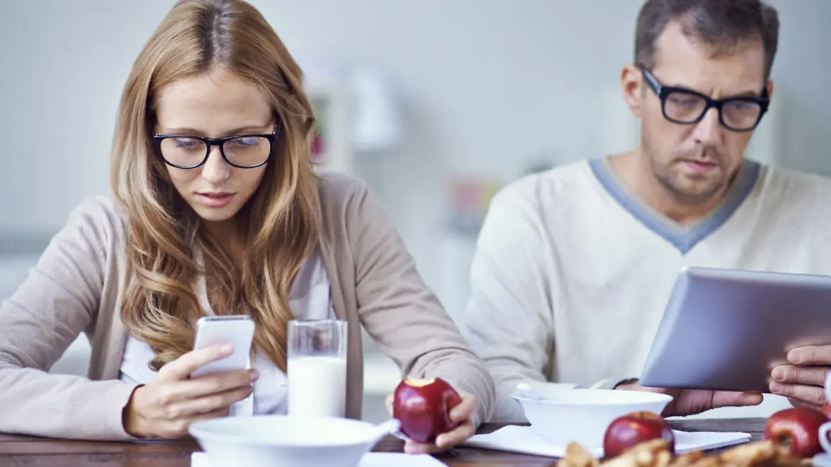 Generation 'Head down': Sind wir 'Smartphone-süchtig'? Der RTL-Selbstversuch - wie oft wir wirklich daddeln
