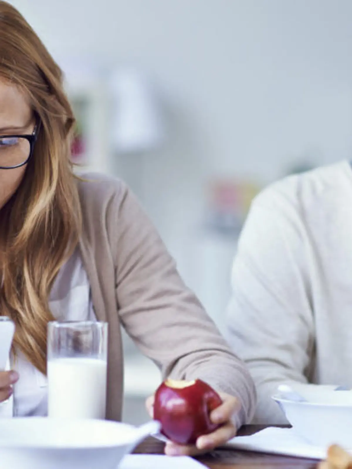 Bild zu: "Generation 'Head down': Sind wir 'Smartphone-süchtig'?"