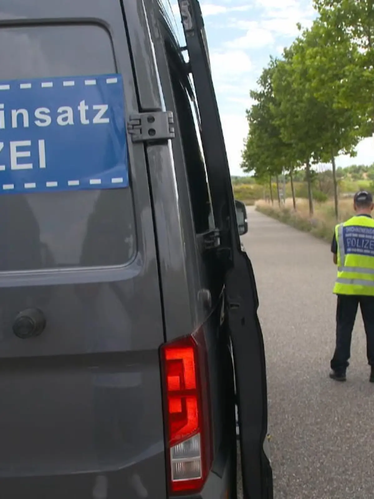 Eine 64 Jahre alte Frau ist am Donnerstagabend tot in einem geparkten Auto in Sinsheim (Baden-Württemberg) entdeckt worden. Staatsanwaltschaft und Kriminalpolizei gehen aufgrund der äußeren Umstände und den bisherigen Ermittlungen von einem Tötungsdelikt aus. Die genauen Hintergründe sind noch unklar. Die Menschen vor Ort sind erschüttert.

Die Reaktionen der Anwohner sehen Sie oben im Video.