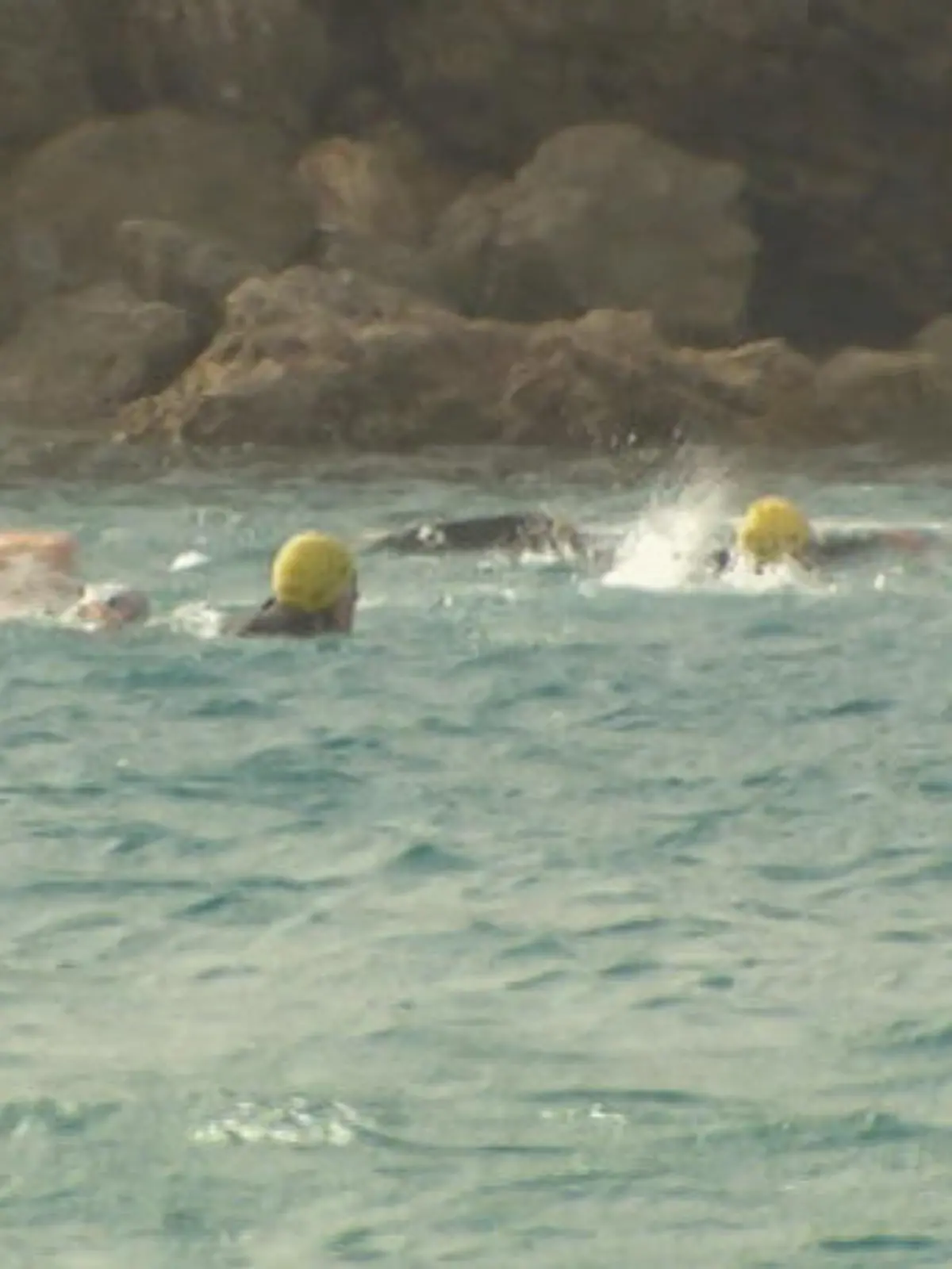 Bild zu: ""Schwimmend nähert sich so eine Boje sehr langsam""