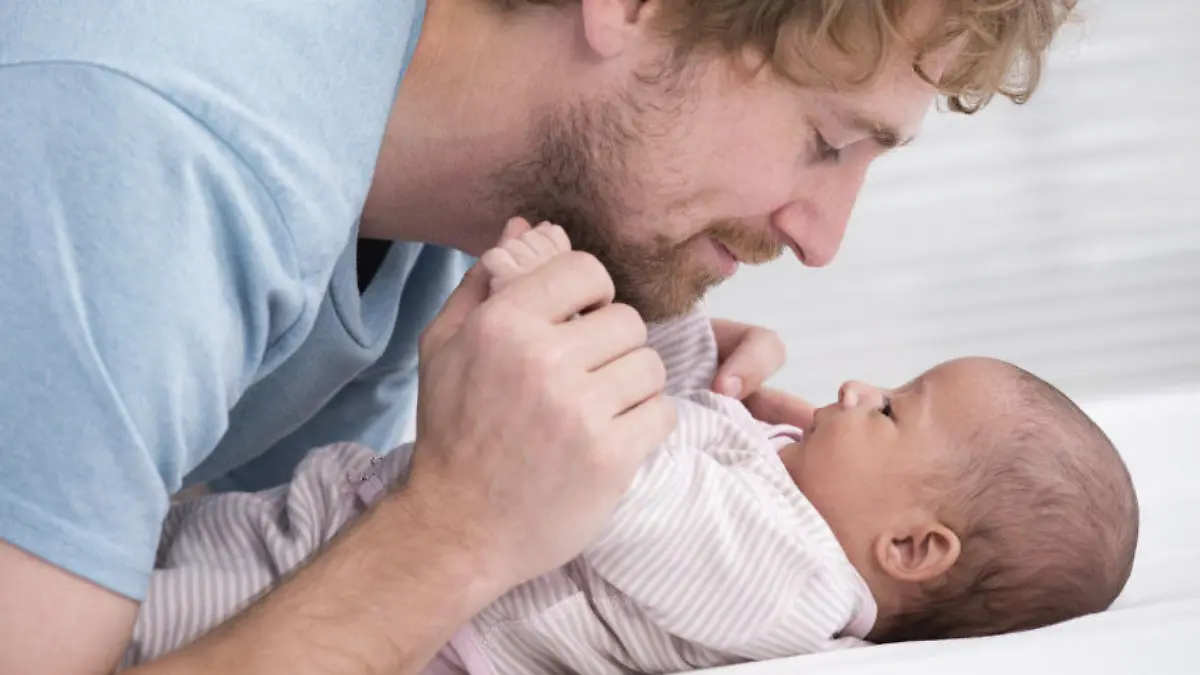 'Babysprache' fördert die Sprachfähigkeiten Ihres Kindes 'Singsang' und Übertreibungen sind gut für die Entwicklung