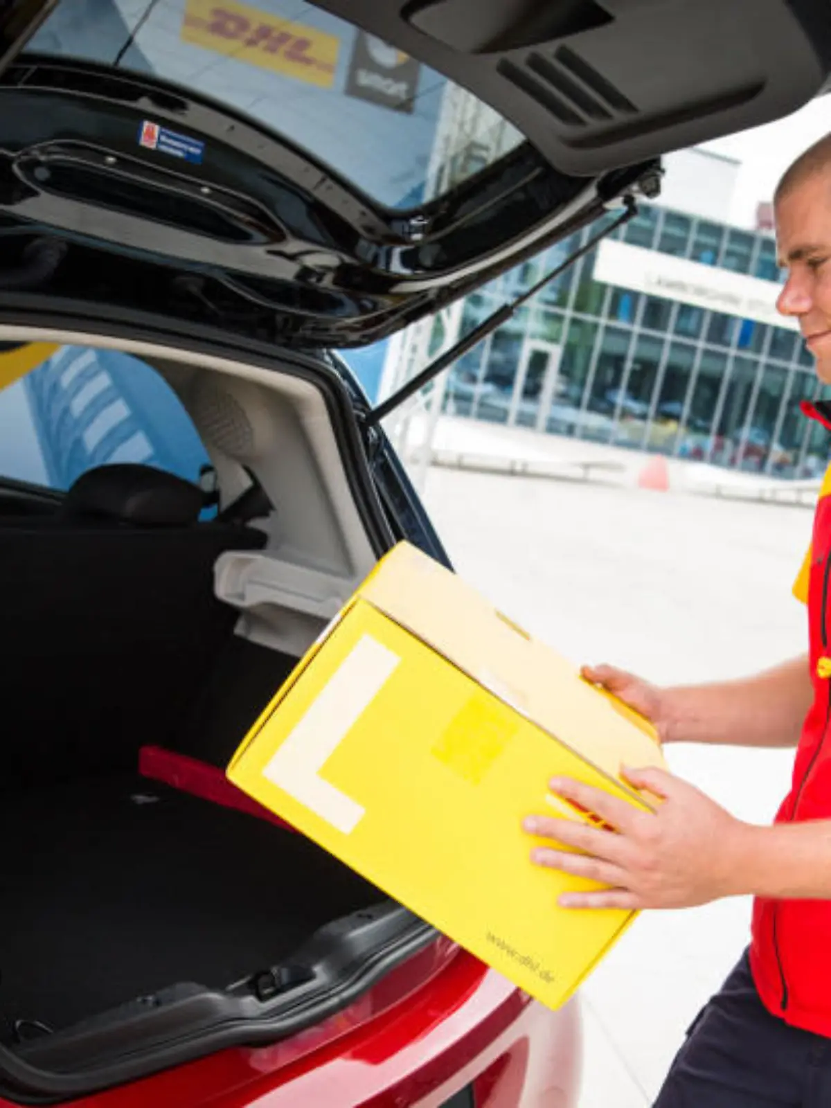Bild zu: "Das eigene Auto als Paketstation"