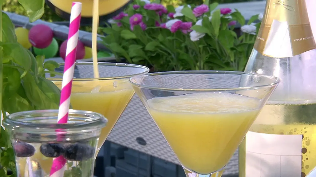 Schnelle Cocktails aus Eis am Stiel Coole Drinks für heiße Tage