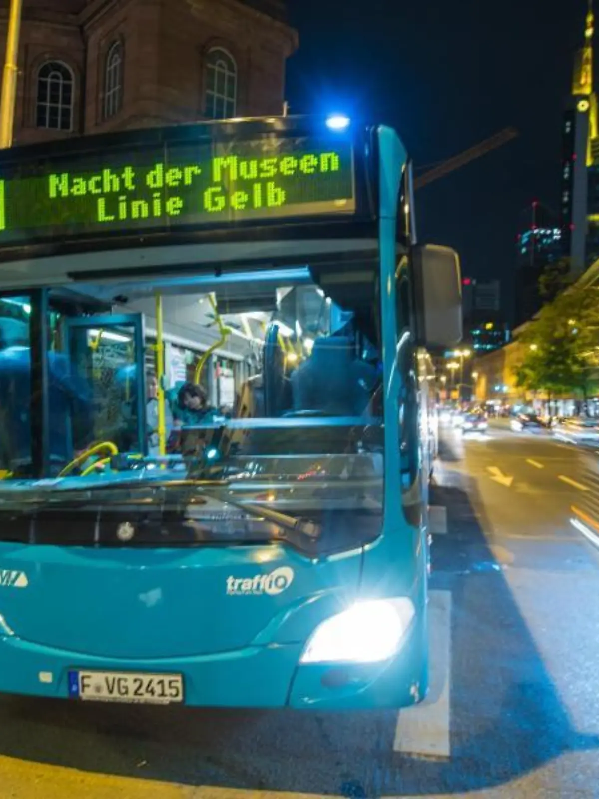 Ein Bus für die Museumsnacht steht an einer Haltestelle
