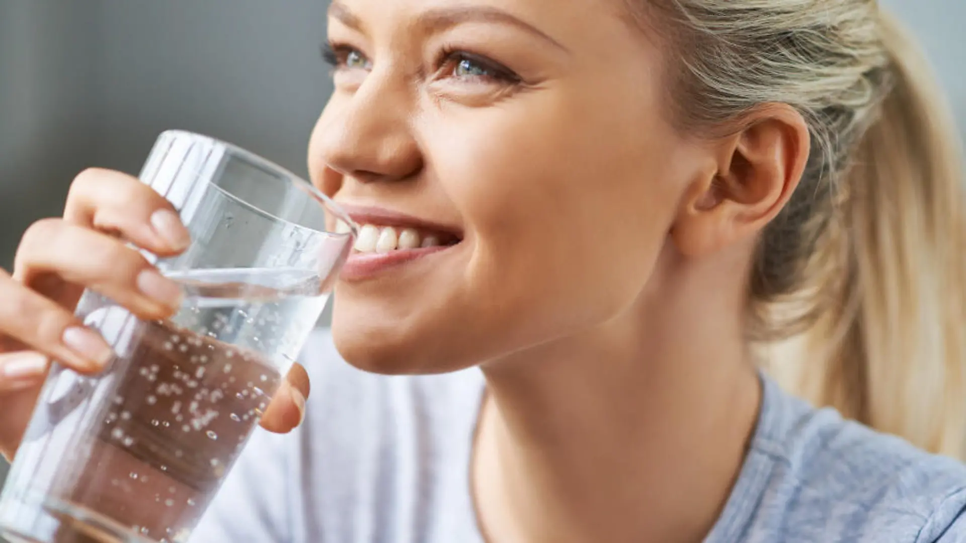Welches schneidet bei Preis und Qualität besser ab? Sprudelwasser vs. Leitungswasser